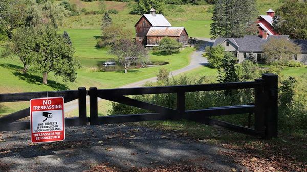 Vermont Closes Back Road Clogged by Leaf-peeping Influencers